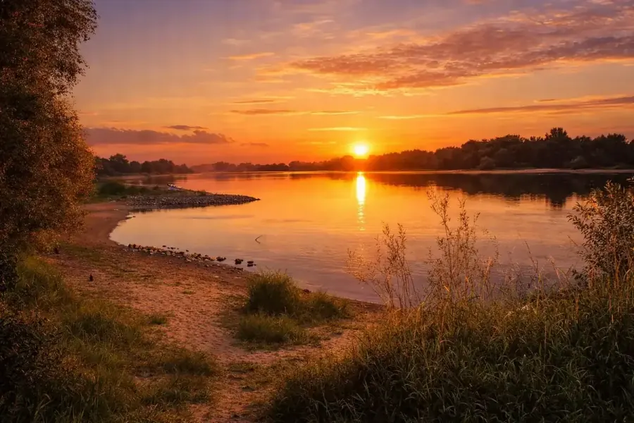Sonnenuntergang über der Elbe im UNESCO-Biosphärenreservat Niedersächsische Elbtalaue bei Bleckede